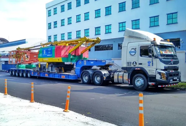 Volvo 6 Axle low loader in the Pertama Crane fleet